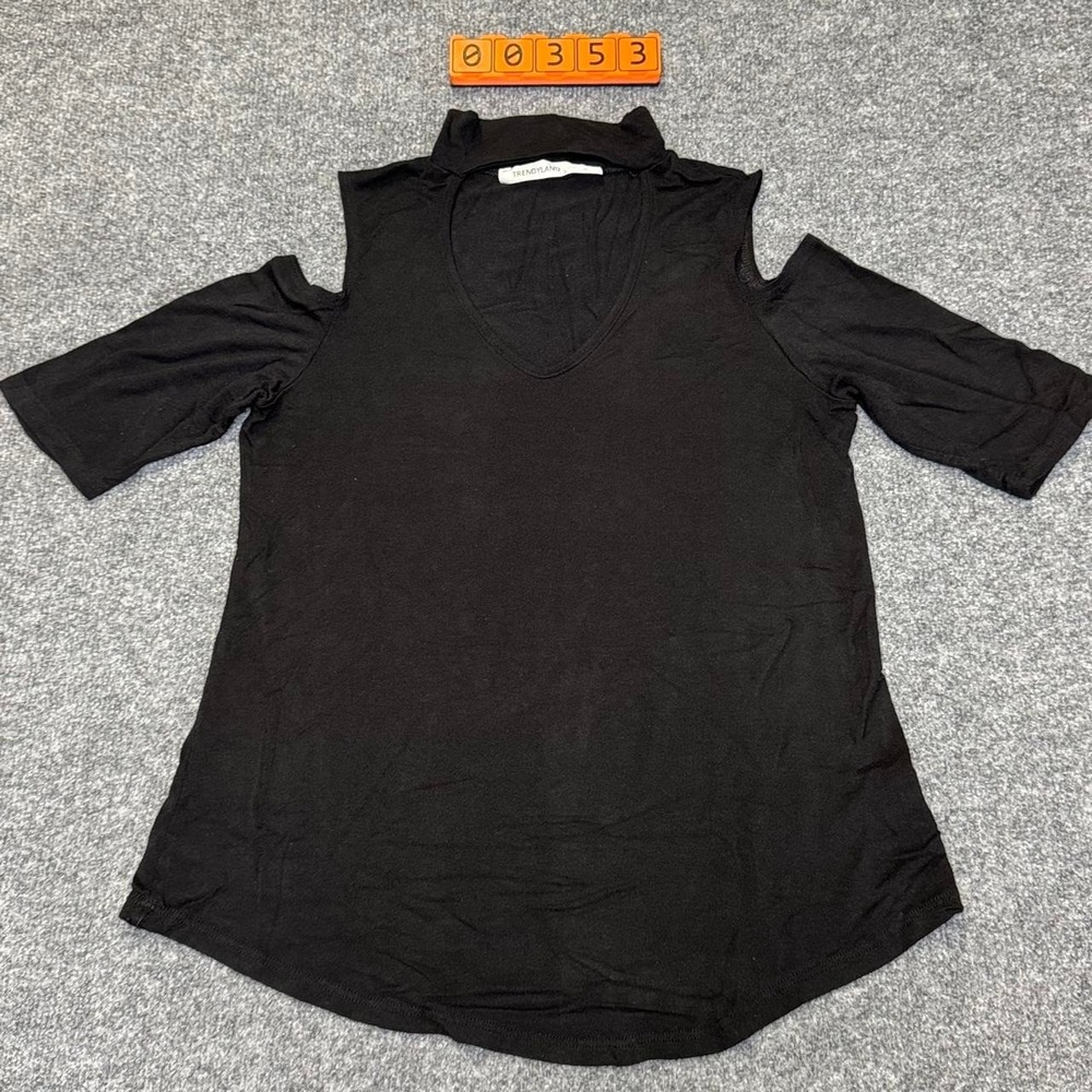 Trendyland Black Open Shoulder Top Size Medium.